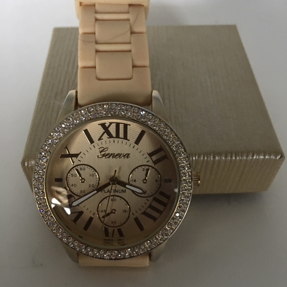 Large Geneva watch with silicon band
